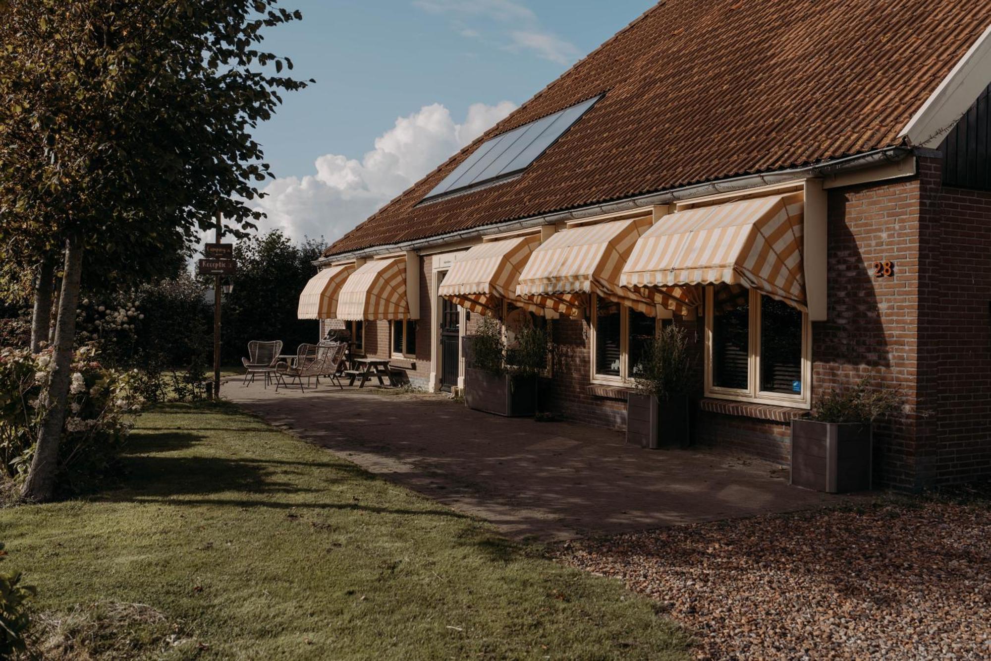 Camping De Tulpenweide Lege Kampeerplaats, Lege Plaats Op Het Gras Zonder Bed Breezand Exterior photo